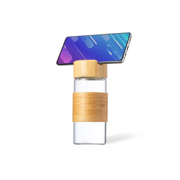 Bidón multifunción de línea nature y 450 ml de capacidad. Cuerpo fabricado en cristal, con tira central en bambú. Incluye tapón a rosca de bambú, con soporte integrado para smartphone. Presentado en caja individual de diseño eco.