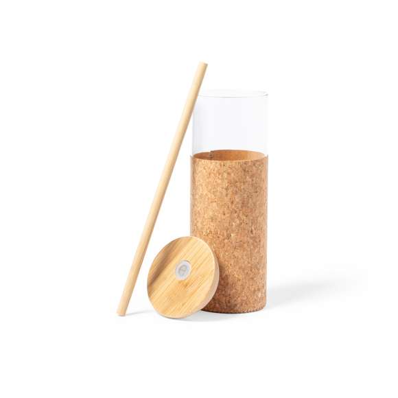 Bidón de línea nature de alta calidad y 500 ml de capacidad. Cuerpo fabricado en cristal de borosilicato, libre de BPA, que ofrece una resistencia y durabilidad excepcionales, alargando su vida útil y pudiendo ser reutilizado infinidad de veces. Incluye funda en corcho natural, tapón de bambú a presión con orificio para pajita y pajita reutilizable de bambú. Presentado en caja individual de diseño eco.