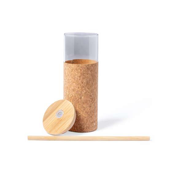 Bidón de línea nature de alta calidad y 500 ml de capacidad. Cuerpo fabricado en cristal de borosilicato, libre de BPA, que ofrece una resistencia y durabilidad excepcionales, alargando su vida útil y pudiendo ser reutilizado infinidad de veces. Incluye funda en corcho natural, tapón de bambú a presión con orificio para pajita y pajita reutilizable de bambú. Presentado en caja individual de diseño eco.