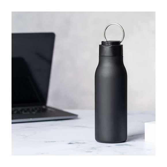Bidón de 600 ml de capacidad, fabricado en acero inox. Tapón a rosca a juego libre de BPA, con anilla de transporte integrada, plegable y de acabado cromado. Disponible en variada gama de colores satinados y presentado en caja individual de diseño kraft.Disponible manual de instrucciones en español e inglés.