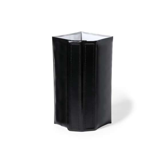Enfriador con cierre ajustable de velcro, líquido refrigerante interior y fabricado en PVC negro mate.