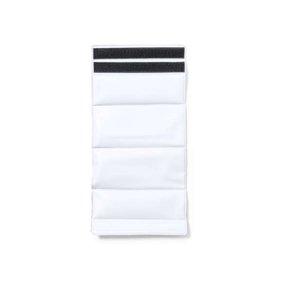 Enfriador con cierre ajustable de velcro, líquido refrigerante interior y fabricado en PVC negro mate.