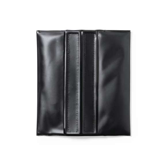 Enfriador con cierre ajustable de velcro, líquido refrigerante interior y fabricado en PVC negro mate.