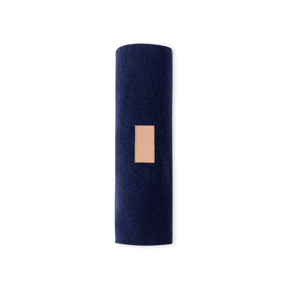 Bufanda unisex fabricada en material acrílico elástico. Con parche en polipiel cosido para marcaje y disponible en variada gama de colores.