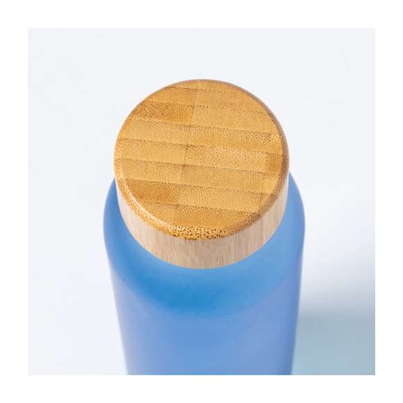 Bidón de línea nature y 500 ml de capacidad, con cuerpo fabricado en cristal, con tapón a rosca de bambú y libre de BPA. Disponible en variada gama de colores y presentado en caja individual de diseño eco.