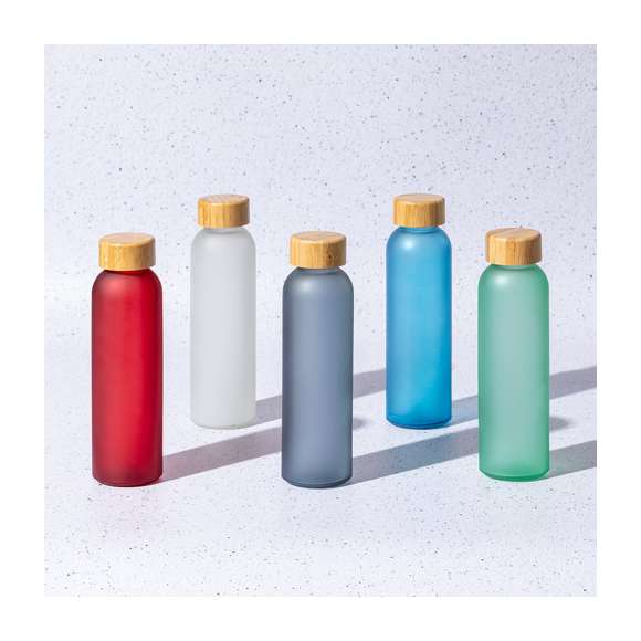 Bidón de línea nature y 500 ml de capacidad, con cuerpo fabricado en cristal, con tapón a rosca de bambú y libre de BPA. Disponible en variada gama de colores y presentado en caja individual de diseño eco.