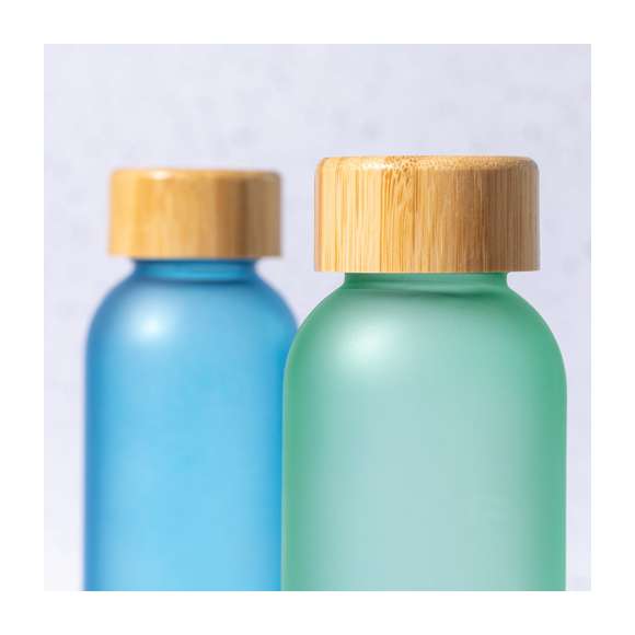 Bidón de línea nature y 500 ml de capacidad, con cuerpo fabricado en cristal, con tapón a rosca de bambú y libre de BPA. Disponible en variada gama de colores y presentado en caja individual de diseño eco.