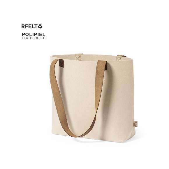 Bolsa de línea nature fabricada en fieltro RPET, con asas largas reforzadas (70 x 3 cm) en polipiel de tono marrón. De acabado cosido y con fuelle en base, con cuerpo disponible en color gris y natural. Etiqueta exterior con distintivo RPET. Resistencia hasta 6 kg de peso.El fieltro RPET es fruto de la combinación del proceso de reciclaje de materiales plásticos junto con la técnica milenaria de fabricación del fieltro, dando como resultado un material de eco-tendencia que, además de ser de origen reciclado, también se convierte en reciclable.