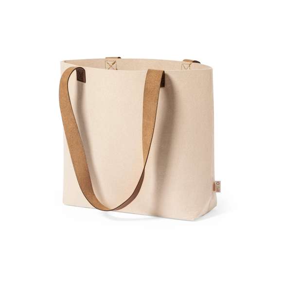 Bolsa de línea nature fabricada en fieltro RPET, con asas largas reforzadas (70 x 3 cm) en polipiel de tono marrón. De acabado cosido y con fuelle en base, con cuerpo disponible en color gris y natural. Etiqueta exterior con distintivo RPET. Resistencia hasta 6 kg de peso.El fieltro RPET es fruto de la combinación del proceso de reciclaje de materiales plásticos junto con la técnica milenaria de fabricación del fieltro, dando como resultado un material de eco-tendencia que, además de ser de origen reciclado, también se convierte en reciclable.