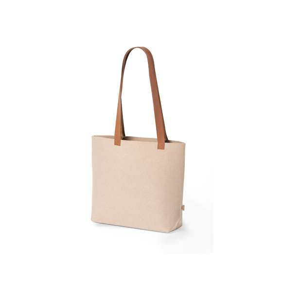 Bolsa de línea nature fabricada en fieltro RPET, con asas largas reforzadas (70 x 3 cm) en polipiel de tono marrón. De acabado cosido y con fuelle en base, con cuerpo disponible en color gris y natural. Etiqueta exterior con distintivo RPET. Resistencia hasta 6 kg de peso.El fieltro RPET es fruto de la combinación del proceso de reciclaje de materiales plásticos junto con la técnica milenaria de fabricación del fieltro, dando como resultado un material de eco-tendencia que, además de ser de origen reciclado, también se convierte en reciclable.