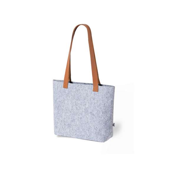 Bolsa de línea nature fabricada en fieltro RPET, con asas largas reforzadas (70 x 3 cm) en polipiel de tono marrón. De acabado cosido y con fuelle en base, con cuerpo disponible en color gris y natural. Etiqueta exterior con distintivo RPET. Resistencia hasta 6 kg de peso.El fieltro RPET es fruto de la combinación del proceso de reciclaje de materiales plásticos junto con la técnica milenaria de fabricación del fieltro, dando como resultado un material de eco-tendencia que, además de ser de origen reciclado, también se convierte en reciclable.