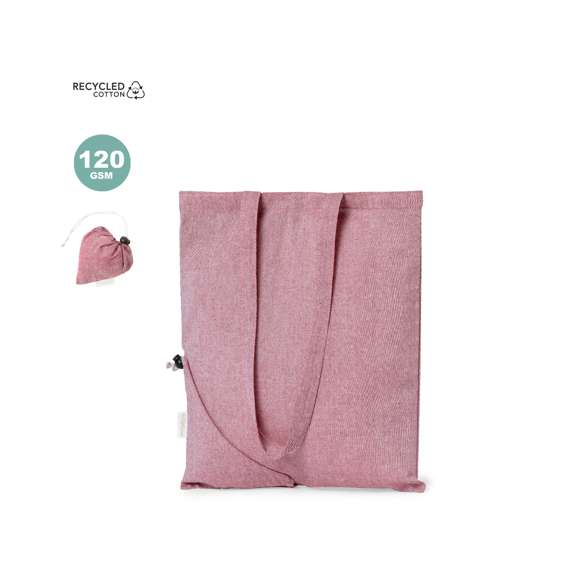 Bolsa plegable de línea nature, fabricada en algodón reciclado de 120g/m2. De acabado cosido y con asas largas reforzadas (70 x 2,5cm). Plegado de pequeño tamaño mediante cordón con accesorio de ajuste. Disponible en variada gama de colores, con distintivo algodón reciclado en etiqueta exterior. Resistencia hasta 6 kg de peso.  Certificación GRS (Global Recycled Standard / Estándar de Reciclaje Global), que garantiza el origen reciclado del material usado para fabricar el producto
