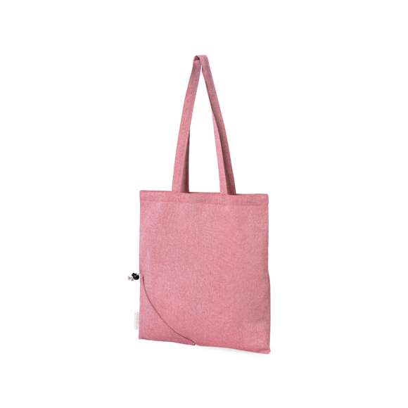 Bolsa plegable de línea nature, fabricada en algodón reciclado de 120g/m2. De acabado cosido y con asas largas reforzadas (70 x 2,5cm). Plegado de pequeño tamaño mediante cordón con accesorio de ajuste. Disponible en variada gama de colores, con distintivo algodón reciclado en etiqueta exterior. Resistencia hasta 6 kg de peso.  Certificación GRS (Global Recycled Standard / Estándar de Reciclaje Global), que garantiza el origen reciclado del material usado para fabricar el producto