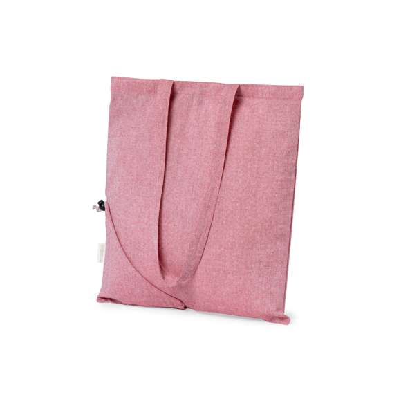 Bolsa plegable de línea nature, fabricada en algodón reciclado de 120g/m2. De acabado cosido y con asas largas reforzadas (70 x 2,5cm). Plegado de pequeño tamaño mediante cordón con accesorio de ajuste. Disponible en variada gama de colores, con distintivo algodón reciclado en etiqueta exterior. Resistencia hasta 6 kg de peso.  Certificación GRS (Global Recycled Standard / Estándar de Reciclaje Global), que garantiza el origen reciclado del material usado para fabricar el producto
