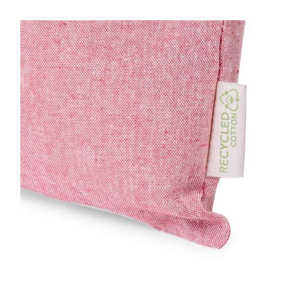 Bolsa plegable de línea nature, fabricada en algodón reciclado de 120g/m2. De acabado cosido y con asas largas reforzadas (70 x 2,5cm). Plegado de pequeño tamaño mediante cordón con accesorio de ajuste. Disponible en variada gama de colores, con distintivo algodón reciclado en etiqueta exterior. Resistencia hasta 6 kg de peso.  Certificación GRS (Global Recycled Standard / Estándar de Reciclaje Global), que garantiza el origen reciclado del material usado para fabricar el producto