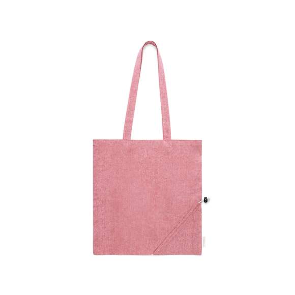Bolsa plegable de línea nature, fabricada en algodón reciclado de 120g/m2. De acabado cosido y con asas largas reforzadas (70 x 2,5cm). Plegado de pequeño tamaño mediante cordón con accesorio de ajuste. Disponible en variada gama de colores, con distintivo algodón reciclado en etiqueta exterior. Resistencia hasta 6 kg de peso.  Certificación GRS (Global Recycled Standard / Estándar de Reciclaje Global), que garantiza el origen reciclado del material usado para fabricar el producto