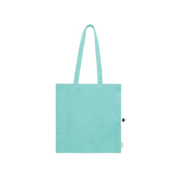 Bolsa plegable de línea nature, fabricada en algodón reciclado de 120g/m2. De acabado cosido y con asas largas reforzadas (70 x 2,5cm). Plegado de pequeño tamaño mediante cordón con accesorio de ajuste. Disponible en variada gama de colores, con distintivo algodón reciclado en etiqueta exterior. Resistencia hasta 6 kg de peso.  Certificación GRS (Global Recycled Standard / Estándar de Reciclaje Global), que garantiza el origen reciclado del material usado para fabricar el producto