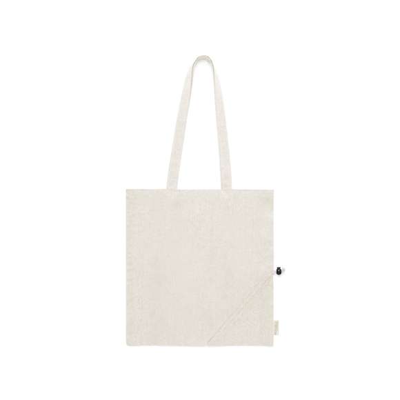 Bolsa plegable de línea nature, fabricada en algodón reciclado de 120g/m2. De acabado cosido y con asas largas reforzadas (70 x 2,5cm). Plegado de pequeño tamaño mediante cordón con accesorio de ajuste. Disponible en variada gama de colores, con distintivo algodón reciclado en etiqueta exterior. Resistencia hasta 6 kg de peso.  Certificación GRS (Global Recycled Standard / Estándar de Reciclaje Global), que garantiza el origen reciclado del material usado para fabricar el producto