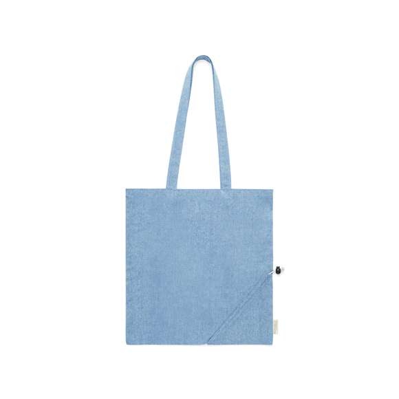 Bolsa plegable de línea nature, fabricada en algodón reciclado de 120g/m2. De acabado cosido y con asas largas reforzadas (70 x 2,5cm). Plegado de pequeño tamaño mediante cordón con accesorio de ajuste. Disponible en variada gama de colores, con distintivo algodón reciclado en etiqueta exterior. Resistencia hasta 6 kg de peso.  Certificación GRS (Global Recycled Standard / Estándar de Reciclaje Global), que garantiza el origen reciclado del material usado para fabricar el producto