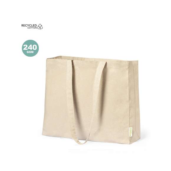 Bolsa de línea nature, fabricada en algodón reciclado de alto gramaje (240g/m2). De acabado cosido y con asas largas reforzadas (70 x 2,5 cm). Con fuelle y disponible en colores natural y negro, con distintivo algodón reciclado en etiqueta exterior. Resistencia hasta 10 kg de peso.Certificación GRS (Global Recycled Standard / Estándar de Reciclaje Global), que garantiza el origen reciclado del material usado para fabricar el producto