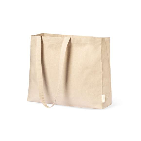 Bolsa de línea nature, fabricada en algodón reciclado de alto gramaje (240g/m2). De acabado cosido y con asas largas reforzadas (70 x 2,5 cm). Con fuelle y disponible en colores natural y negro, con distintivo algodón reciclado en etiqueta exterior. Resistencia hasta 10 kg de peso.Certificación GRS (Global Recycled Standard / Estándar de Reciclaje Global), que garantiza el origen reciclado del material usado para fabricar el producto