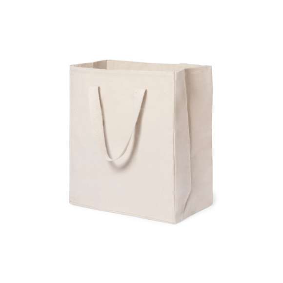 Bolsa XL de gran capacidad fabricada en algodón 100%, de acabado natural y en gramaje extra de 310g/m2. De acabado cosido y con fuelle. Asas largas extra anchas y reforzadas (72 x 3,5 cm). Resistencia hasta 10 kg de peso.