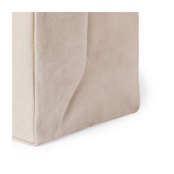 Bolsa XL de gran capacidad fabricada en algodón 100%, de acabado natural y en gramaje extra de 310g/m2. De acabado cosido y con fuelle. Asas largas extra anchas y reforzadas (72 x 3,5 cm). Resistencia hasta 10 kg de peso.