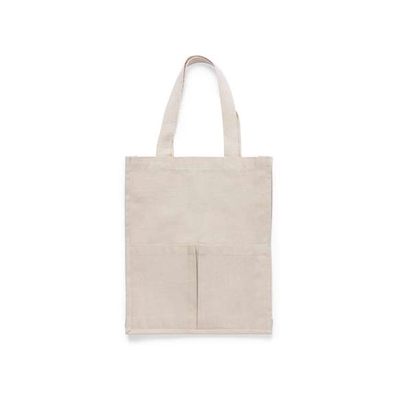 Bolsa fabricada en algodón 100%, de acabado natural y en gramaje extra de 310g/m2. Con dos bolsillos exteriores, de acabado cosido y con fuelle. Asas medianas extra anchas y reforzadas (58 x 3,5 cm). Resistencia hasta 10 kg de peso.