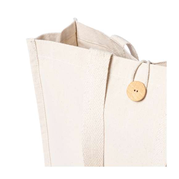 Bolsa fabricada en algodón 100%, de acabado natural y en gramaje extra de 310g/m2. Con original cierre de botón, acabado cosido y con fuelle. Asas medianas extra anchas y reforzadas (60 x 3,5 cm). Resistencia hasta 10 kg de peso.