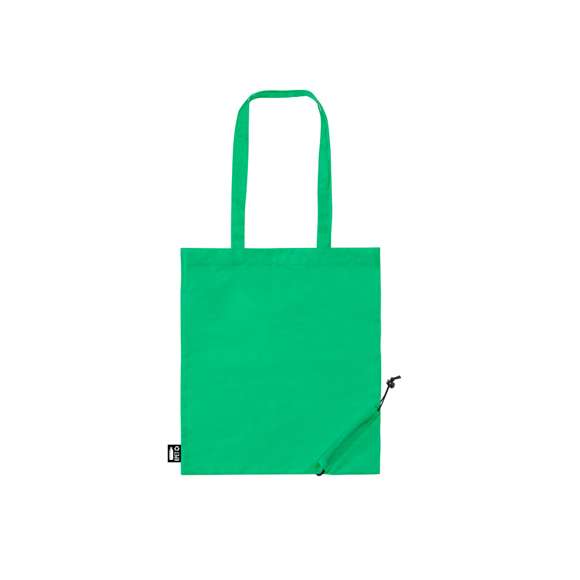Bolsa plegable de línea nature fabricada en 190T RPET. De acabado cosido y con asas largas reforzadas (70 x 2,5cm). Plegado de pequeño tamaño mediante cordón con accesorio de ajuste. Disponible en variada gama de colores, con distintivo RPET en etiqueta exterior. Resistencia hasta 8 kg de peso.  El material RPET se elabora a partir de plástico reciclado, para así fomentar la reutilización de residuos plásticos y ayudar a la sostenibilidad del planeta.
