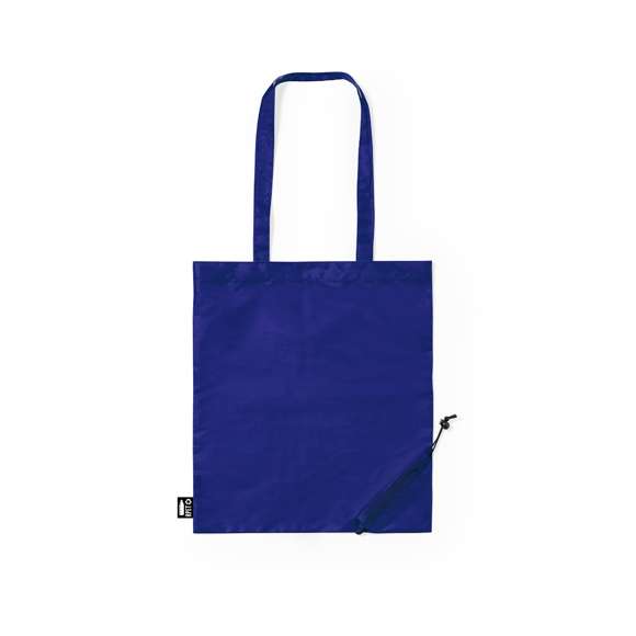 Bolsa plegable de línea nature fabricada en 190T RPET. De acabado cosido y con asas largas reforzadas (70 x 2,5cm). Plegado de pequeño tamaño mediante cordón con accesorio de ajuste. Disponible en variada gama de colores, con distintivo RPET en etiqueta exterior. Resistencia hasta 8 kg de peso.  El material RPET se elabora a partir de plástico reciclado, para así fomentar la reutilización de residuos plásticos y ayudar a la sostenibilidad del planeta.