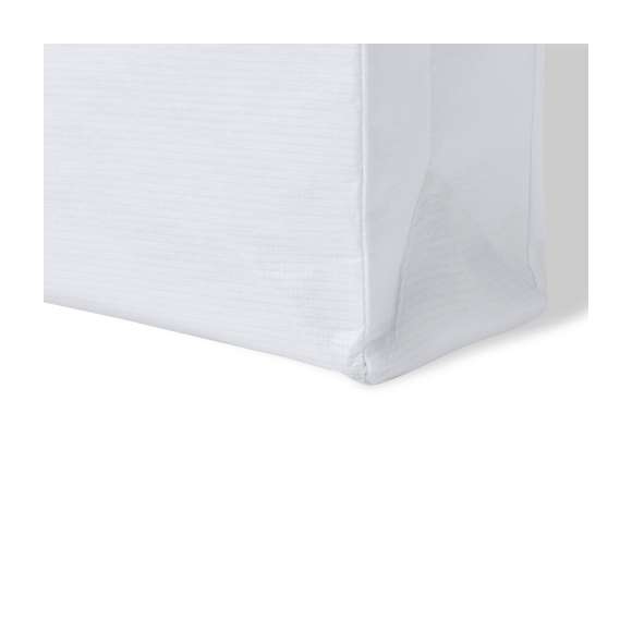 Bolsa de línea nature fabricada RPET laminado de 110g/m2. De acabado cosido, con fuelle y asas cortas reforzadas (35 x 2,5cm). Disponible en variada gama de colores, con distintivo RPET en etiqueta exterior. Resistencia hasta 5 kg de peso.El material RPET se elabora a partir de plástico reciclado, para así fomentar la reutilización de residuos plásticos y ayudar a la sostenibilidad del planeta.