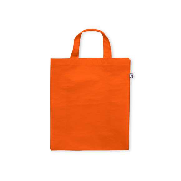 Bolsa de línea nature fabricada RPET laminado de 110g/m2. De acabado cosido, con fuelle y asas cortas reforzadas (35 x 2,5cm). Disponible en variada gama de colores, con distintivo RPET en etiqueta exterior. Resistencia hasta 5 kg de peso.El material RPET se elabora a partir de plástico reciclado, para así fomentar la reutilización de residuos plásticos y ayudar a la sostenibilidad del planeta.
