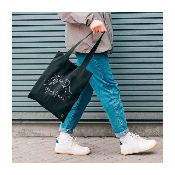 Bolsa de línea nature fabricada non-woven RPET de 70g/m2. De acabado termosellado y asas largas reforzadas (68 x 2,5cm). Disponible en variada gama de colores, con distintivo RPET en esquina inferior derecha. Resistencia hasta 5 kg de peso.El material RPET se elabora a partir de plástico reciclado, para así fomentar la reutilización de residuos plásticos y ayudar a la sostenibilidad del planeta.
