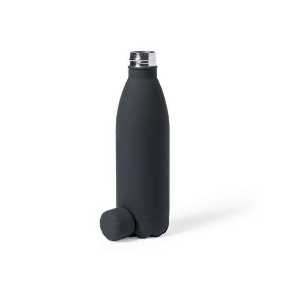 Bidón de 790 ml de capacidad, fabricado en acero inox y acabado con tacto goma, especialmente diseñado para marcaje en láser. Con tapón a rosca a juego, libre de BPA y disponible en variada gama de colores mate. Presentado en caja individual de diseño kraft.Disponible manual de instrucciones en español e inglés.