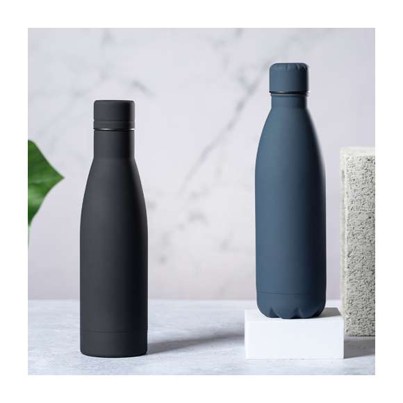 Bidón de 750 ml de capacidad, fabricado en acero inox y acabado con tacto goma, especialmente diseñado para marcaje en láser. Con tapón a rosca a juego, libre de BPA y disponible en variada gama de colores mate. Presentado en caja individual de diseño kraft. Disponible manual de instrucciones en español e inglés.