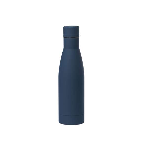 Bidón de 750 ml de capacidad, fabricado en acero inox y acabado con tacto goma, especialmente diseñado para marcaje en láser. Con tapón a rosca a juego, libre de BPA y disponible en variada gama de colores mate. Presentado en caja individual de diseño kraft. Disponible manual de instrucciones en español e inglés.
