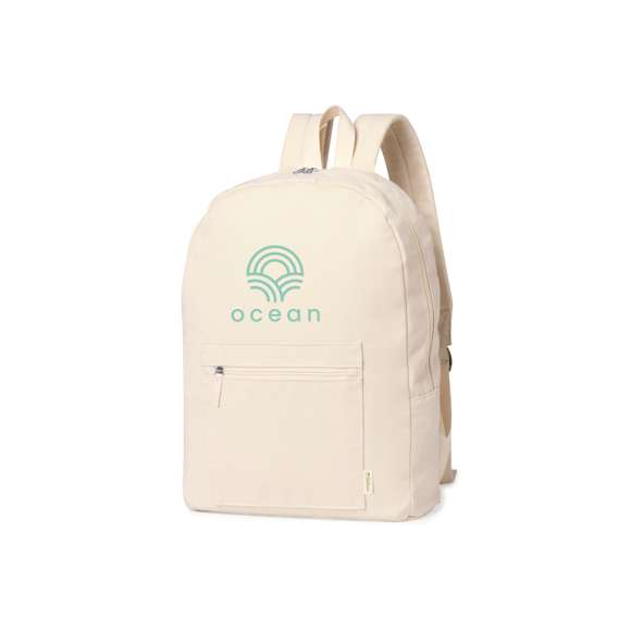 Mochila de línea nature fabricada en 100% algodón orgánico de acabado natural. Compartimento principal con cierre de cremallera a juego y doble tirador. Bolsillo exterior con cierre de cremallera, con espalda y cintas para hombros acolchadas. Etiqueta exterior con distintivo algodón orgánico y tarjeta explicativa en cartón kraft.Con certificación GOTS (Global Organic Textile Standard, ó Norma Mundial de Textiles Orgánicos) que garantiza que los tejidos están hechos de fibras orgánicas.