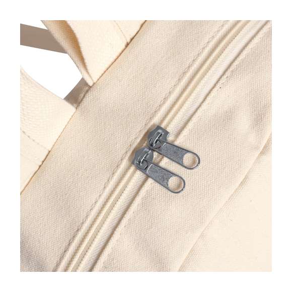 Mochila de línea nature fabricada en 100% algodón orgánico de acabado natural. Compartimento principal con cierre de cremallera a juego y doble tirador. Bolsillo exterior con cierre de cremallera, con espalda y cintas para hombros acolchadas. Etiqueta exterior con distintivo algodón orgánico y tarjeta explicativa en cartón kraft.Con certificación GOTS (Global Organic Textile Standard, ó Norma Mundial de Textiles Orgánicos) que garantiza que los tejidos están hechos de fibras orgánicas.