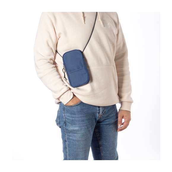 Clásico portamóvil de línea nature, fabricado en resistente poliéster 600D RPET. Compartimento principal con cierre de cremallera invisible a juego y tirador de cordón. Con cinta bandolera a juego, bolsillo exterior, e interior forrado. Disponible en variada gama de colores, con etiqueta RPET en bolsillo exterior. El material RPET se elabora a partir de plástico reciclado, para así fomentar la reutilización de residuos plásticos y ayudar a la sostenibilidad del planeta.