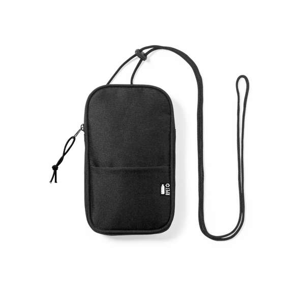 Clásico portamóvil de línea nature, fabricado en resistente poliéster 600D RPET. Compartimento principal con cierre de cremallera invisible a juego y tirador de cordón. Con cinta bandolera a juego, bolsillo exterior, e interior forrado. Disponible en variada gama de colores, con etiqueta RPET en bolsillo exterior. El material RPET se elabora a partir de plástico reciclado, para así fomentar la reutilización de residuos plásticos y ayudar a la sostenibilidad del planeta.