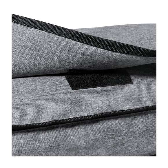 Bandolera fabricada en resistente poliéster 600D RPET. Completamente acolchada, con amplia solapa frontal, cierre de velcro y ribete en negro. Compartimento principal con forro interior, con cinta bandolera ajustable y acolchado para hombro. Con distintivo RPET en etiqueta exterior.El material RPET se elabora a partir de plástico reciclado, para así fomentar la reutilización de residuos plásticos y ayudar a la sostenibilidad del planeta.