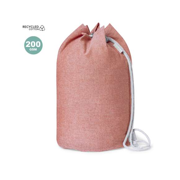 Petate de línea nature fabricado en 100% algodón reciclado de 200g/m2. Con cordón de cierre en algodón y resistentes argollas metálicas. Disponible en variada gama de colores, con distintivo algodón reciclado en etiqueta exterior.  Certificación GRS (Global Recycled Standard / Estándar de Reciclaje Global), que garantiza el origen reciclado del material usado para fabricar el producto