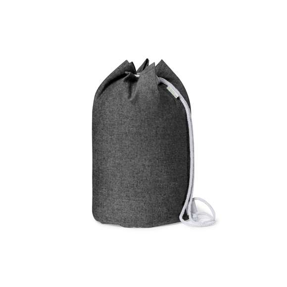 Petate de línea nature fabricado en 100% algodón reciclado de 200g/m2. Con cordón de cierre en algodón y resistentes argollas metálicas. Disponible en variada gama de colores, con distintivo algodón reciclado en etiqueta exterior.  Certificación GRS (Global Recycled Standard / Estándar de Reciclaje Global), que garantiza el origen reciclado del material usado para fabricar el producto