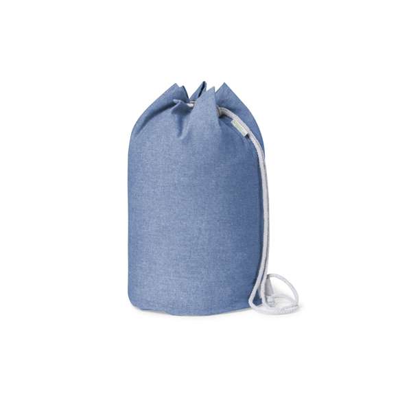 Petate de línea nature fabricado en 100% algodón reciclado de 200g/m2. Con cordón de cierre en algodón y resistentes argollas metálicas. Disponible en variada gama de colores, con distintivo algodón reciclado en etiqueta exterior.  Certificación GRS (Global Recycled Standard / Estándar de Reciclaje Global), que garantiza el origen reciclado del material usado para fabricar el producto