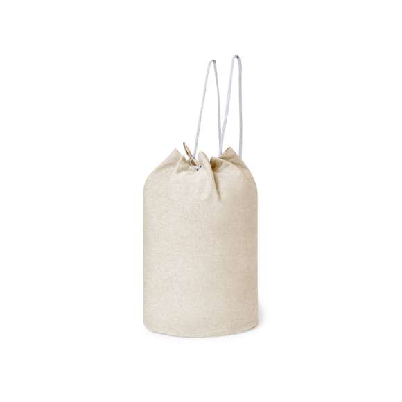 Petate de línea nature fabricado en 100% algodón reciclado de 200g/m2. Con cordón de cierre en algodón y resistentes argollas metálicas. Disponible en variada gama de colores, con distintivo algodón reciclado en etiqueta exterior.  Certificación GRS (Global Recycled Standard / Estándar de Reciclaje Global), que garantiza el origen reciclado del material usado para fabricar el producto