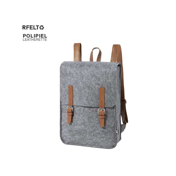 Mochila de diseño fabricada en resistente fieltro RPET, con tiras de cierre, asa de transporte y cintas para hombros en polipiel. Amplio compartimento principal, solapa con tiras ajustables y cierre de hebilla metálica. Con cintas para hombros ajustables y distintivo RPET en etiqueta exterior.El fieltro RPET es fruto de la combinación del proceso de reciclaje de materiales plásticos junto con la técnica milenaria de fabricación del fieltro, dando como resultado un material de eco-tendencia que, además de ser de origen reciclado, también se convierte en reciclable.