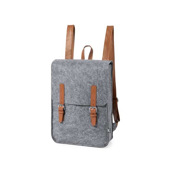 Mochila de diseño fabricada en resistente fieltro RPET, con tiras de cierre, asa de transporte y cintas para hombros en polipiel. Amplio compartimento principal, solapa con tiras ajustables y cierre de hebilla metálica. Con cintas para hombros ajustables y distintivo RPET en etiqueta exterior.El fieltro RPET es fruto de la combinación del proceso de reciclaje de materiales plásticos junto con la técnica milenaria de fabricación del fieltro, dando como resultado un material de eco-tendencia que, además de ser de origen reciclado, también se convierte en reciclable.