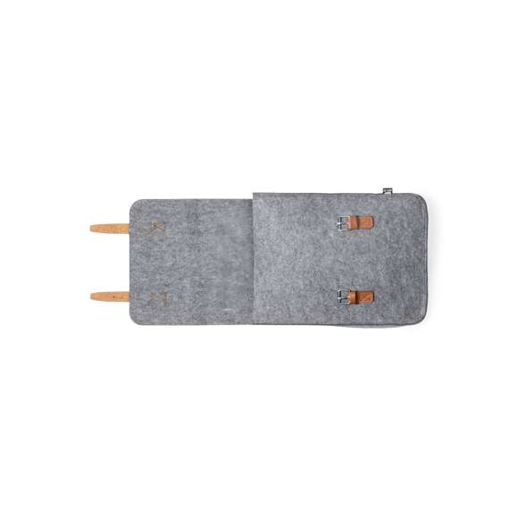 Mochila de diseño fabricada en resistente fieltro RPET, con tiras de cierre, asa de transporte y cintas para hombros en polipiel. Amplio compartimento principal, solapa con tiras ajustables y cierre de hebilla metálica. Con cintas para hombros ajustables y distintivo RPET en etiqueta exterior.El fieltro RPET es fruto de la combinación del proceso de reciclaje de materiales plásticos junto con la técnica milenaria de fabricación del fieltro, dando como resultado un material de eco-tendencia que, además de ser de origen reciclado, también se convierte en reciclable.