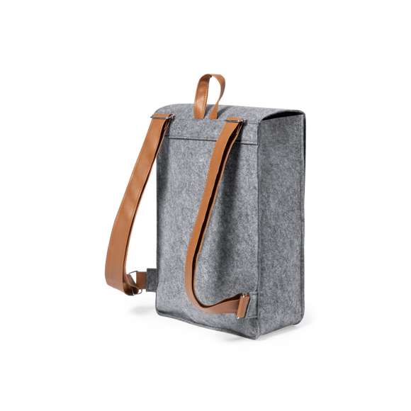 Mochila de diseño fabricada en resistente fieltro RPET, con tiras de cierre, asa de transporte y cintas para hombros en polipiel. Amplio compartimento principal, solapa con tiras ajustables y cierre de hebilla metálica. Con cintas para hombros ajustables y distintivo RPET en etiqueta exterior.El fieltro RPET es fruto de la combinación del proceso de reciclaje de materiales plásticos junto con la técnica milenaria de fabricación del fieltro, dando como resultado un material de eco-tendencia que, además de ser de origen reciclado, también se convierte en reciclable.